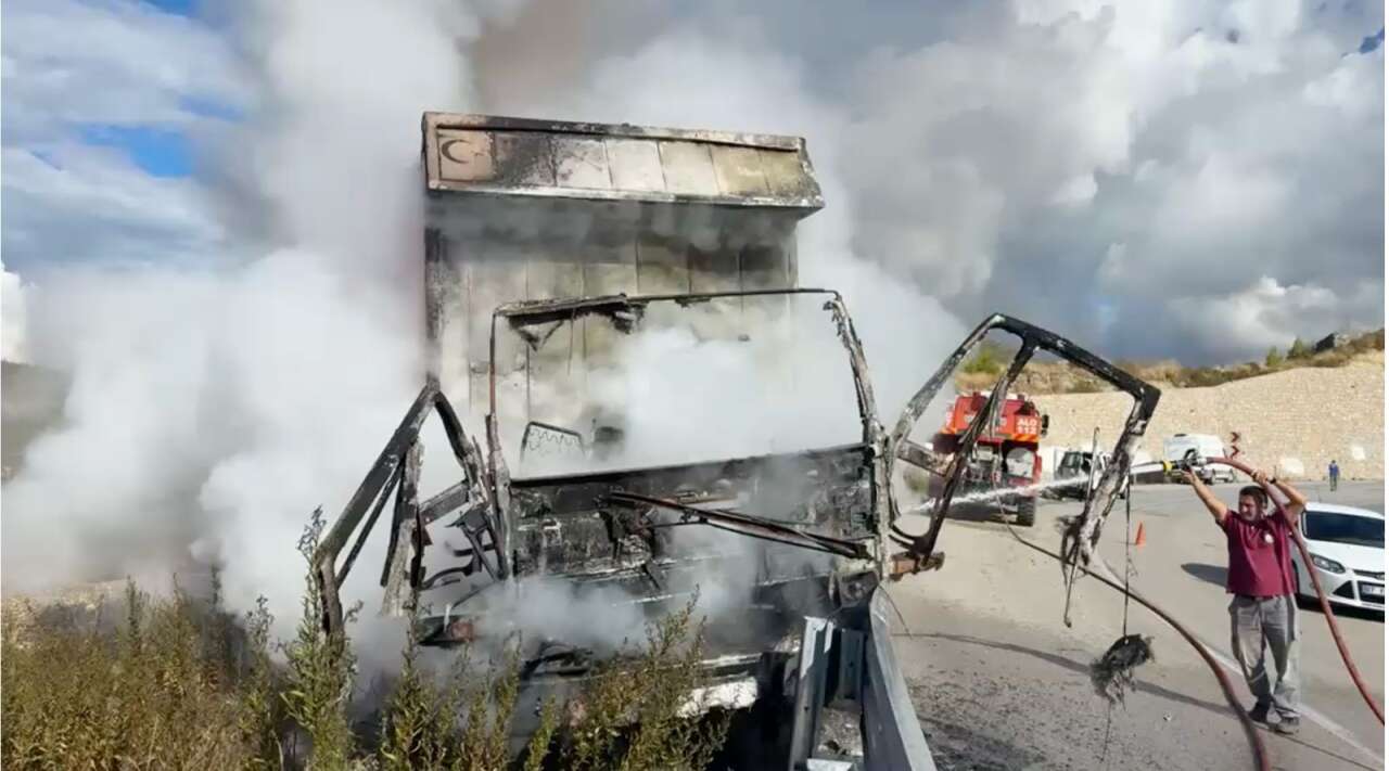 Konya yolunda bariyerlere çarpan kamyon alev aldı 3